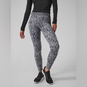Athleta Size Small Flurry Elemental Tight Black & White Leggings